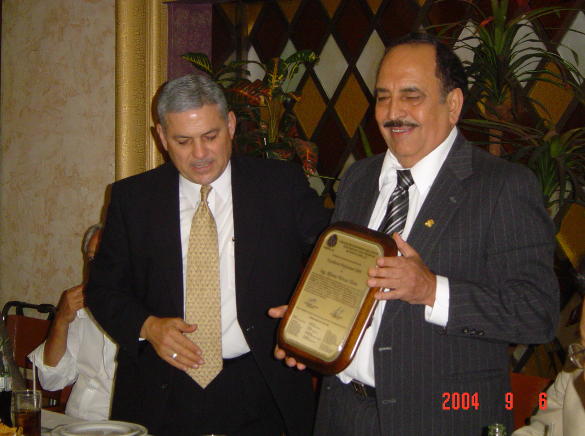 Entrega del Premio a la Excelencia al Ing. Alfonso Morcos Flores en 2004