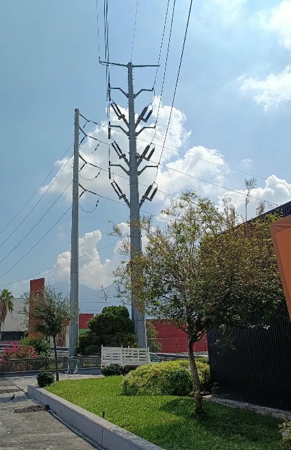 Vista general del poste de transición de doble circuito de 115 kV asociado a la red de la Macroplaza de Monterrey
